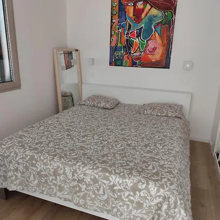 Benedict Center Apartment *